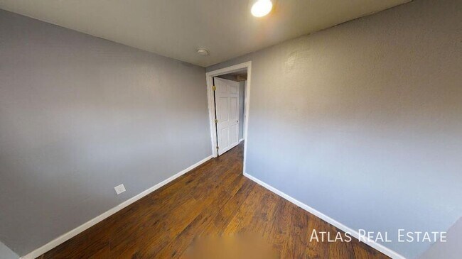 Building Photo - 406 S 10th St