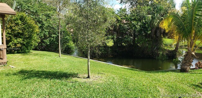 Foto del edificio - 6180 Pine Tree Ln