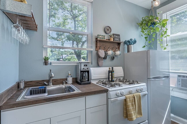 Foto del edificio - 5651 Ridge Ave