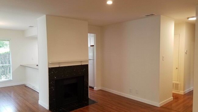 Building Photo - 236 Roundtree Way