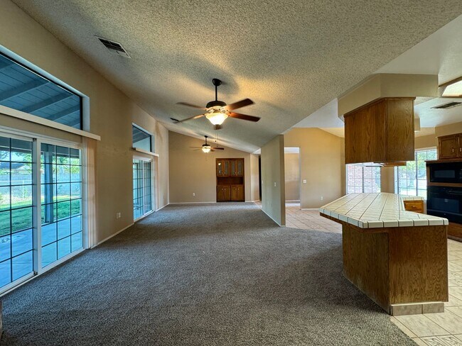 Foto del edificio - Northwest Bakersfield Home