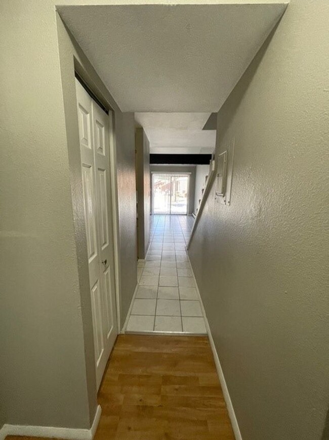 Building Photo - 3 Bed 1.5 Bath Townhome off Carefree and A...