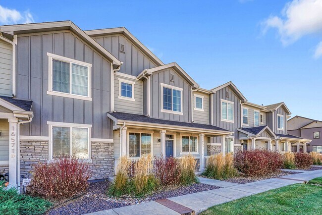 Foto del edificio - Former Model Home - Superb townhome in great location!