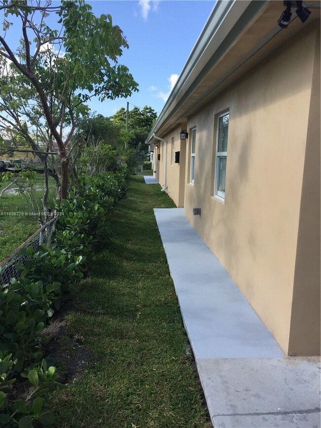 Foto del edificio - 219 NW 7th Ct