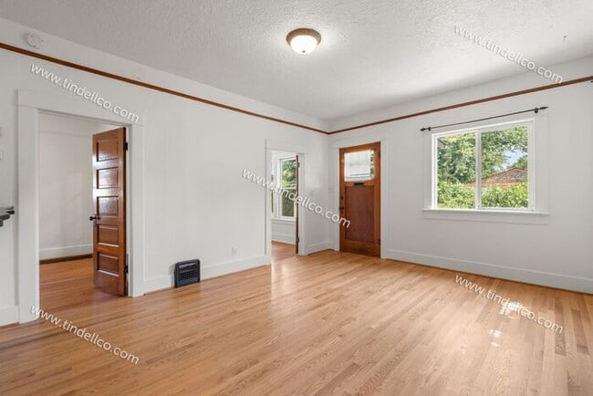 Building Photo - Spacious & Stylish 3-Bedroom Home with Upd...