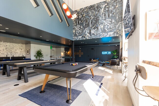 Sala de juegos - Eton at Warner Center