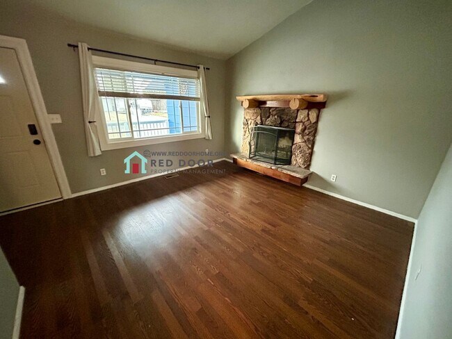 Foto del edificio - Pet-Friendly 3-Bedroom Home with Large Fenced Yard & Garage