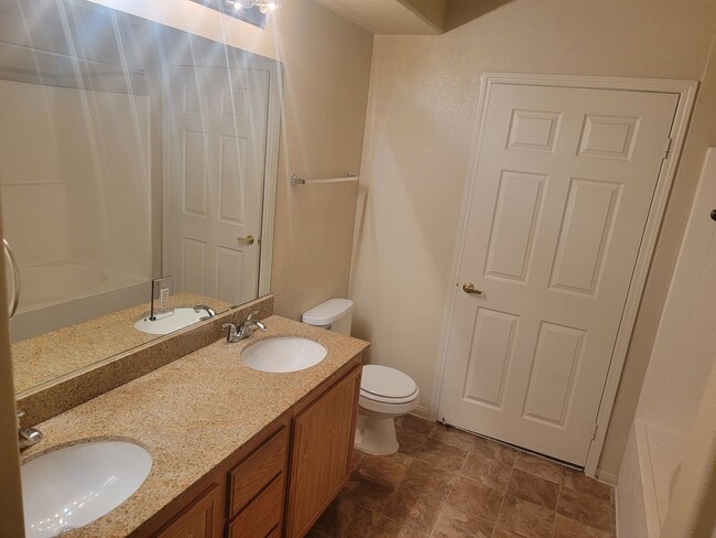 Building Photo - Clean and cozy 2 bed condo in gated commun...