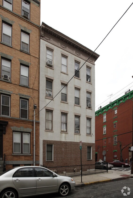 Building Photo - 844 Park Ave