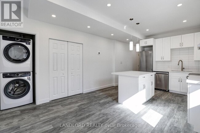 Building Photo - 620 Bathurst St