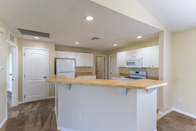 Foto del edificio - 3/2  Spacious home includes lawn care!