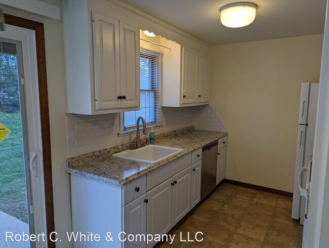 Building Photo - 2 br, 1.5 bath House - 400 North Main Stre...