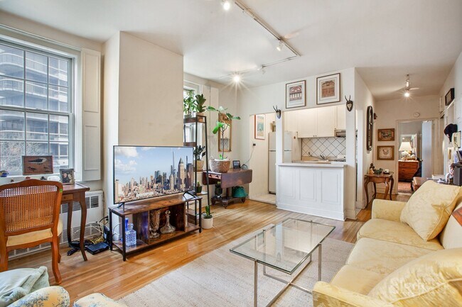 Building Photo - 172 E 61st St