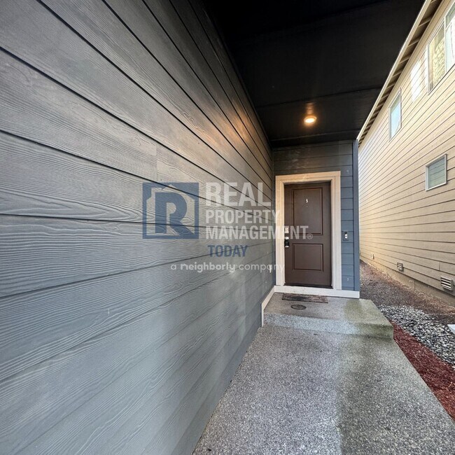 Building Photo - Beautiful 4 Bedroom In Lipoma Firs!