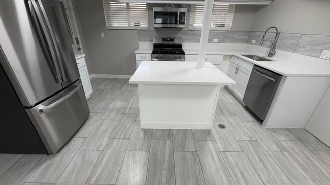 Building Photo - 4207 N Linder Ave