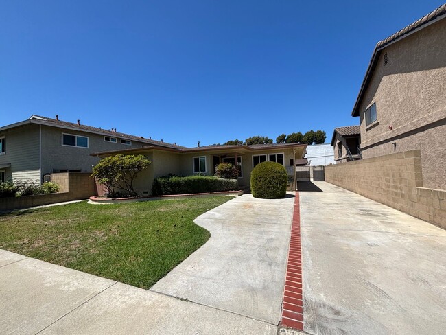 Building Photo - Clean and upgraded 2 Bedroom home in Los Alamitos