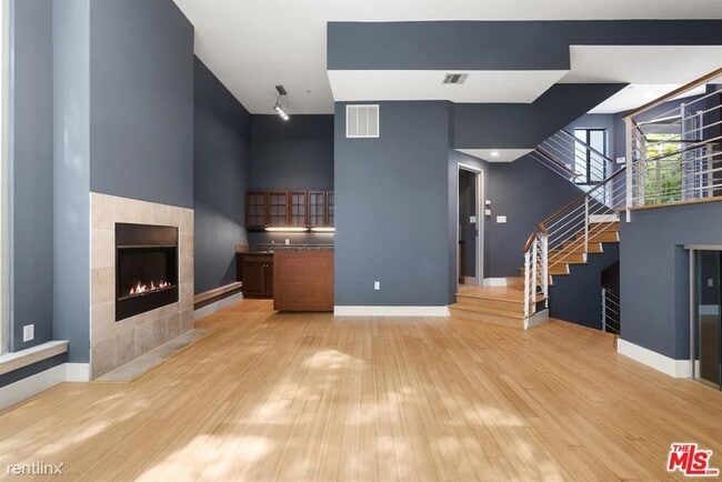 Building Photo - 3 br, 3.5 bath Condo - 914 N West Knoll Dr