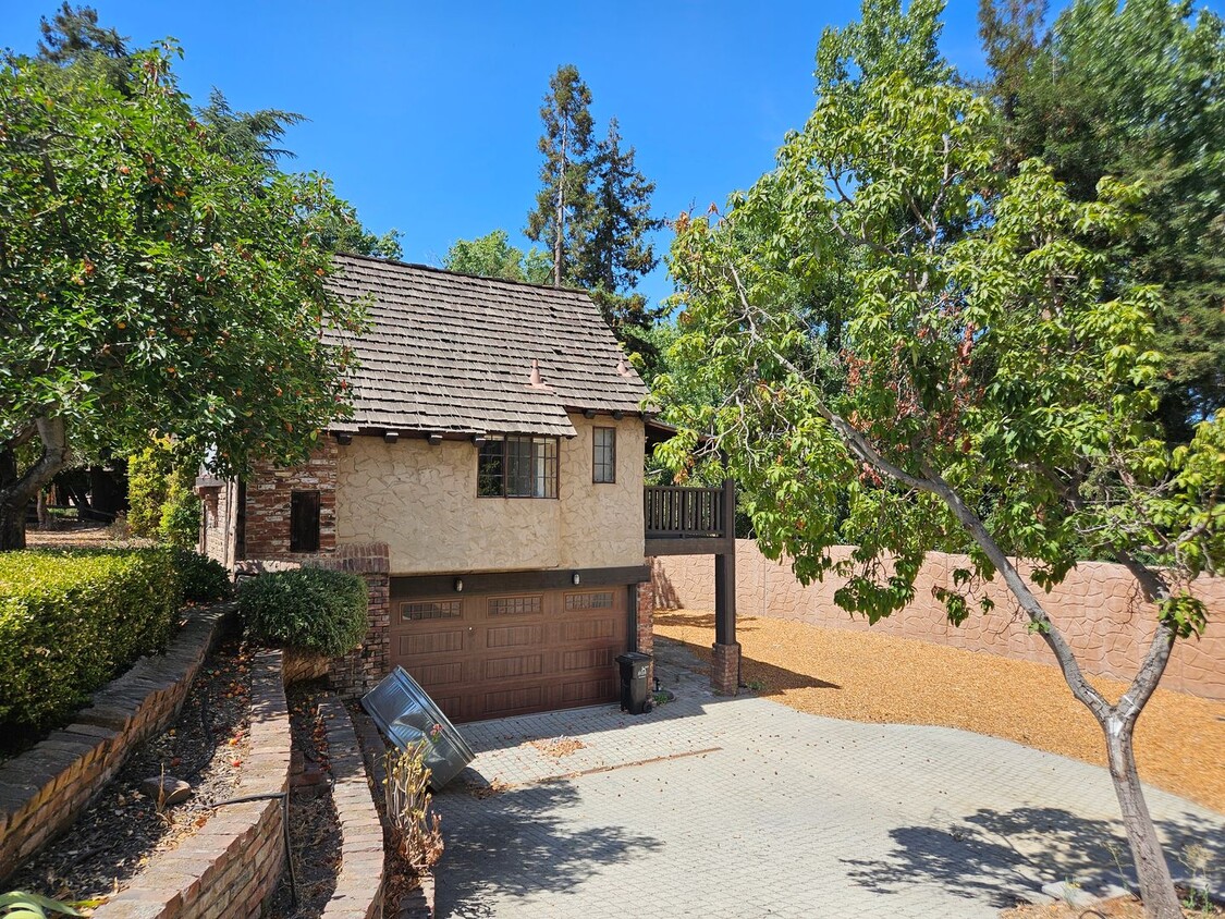 Building Photo - Coming Soon....Stunning 1 Bed 2 Bath Nagle...