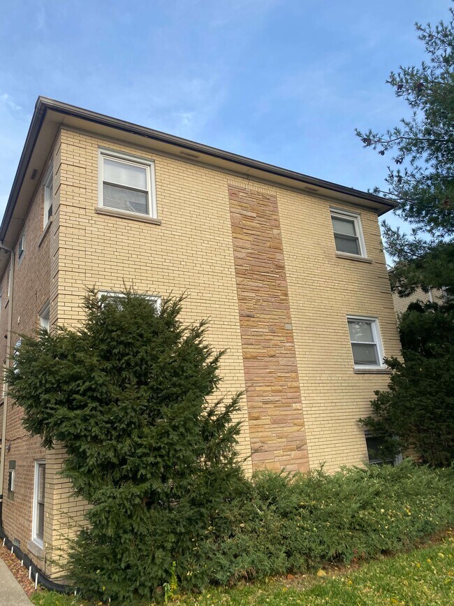 Building Photo - 5757 N Elston Ave