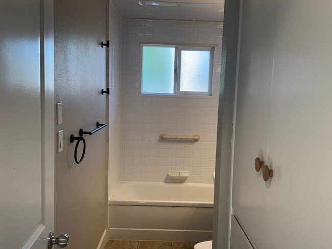 Building Photo - 3 Bedroom home