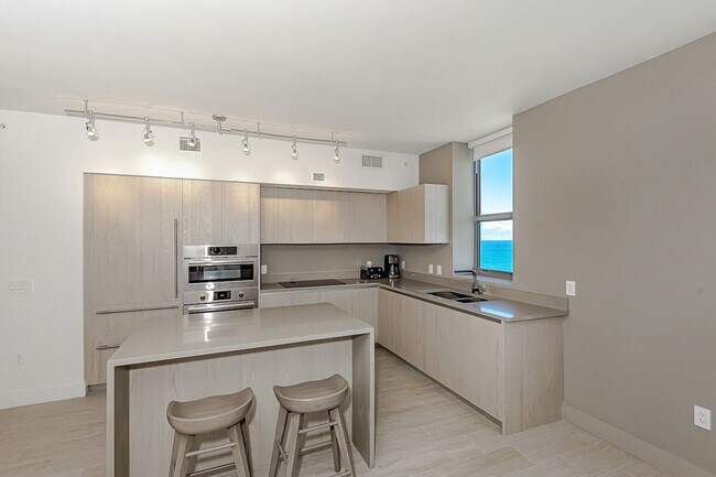 Building Photo - 4010 S Ocean Dr