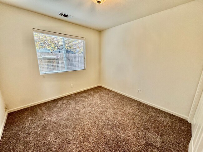 Foto del edificio - REDUCED! Beautiful Home with Pool and Pool Service Included!