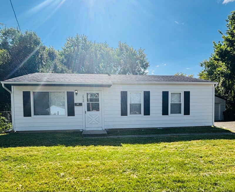 Primary Photo - 2949 Laverne Dr