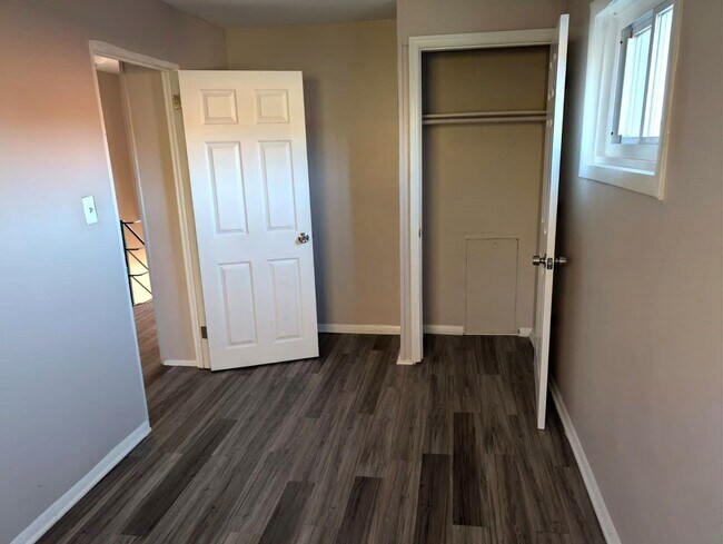 Building Photo - 3 Bedroom - 1 Bathroom Row Home in a Beautiful Neighborhood