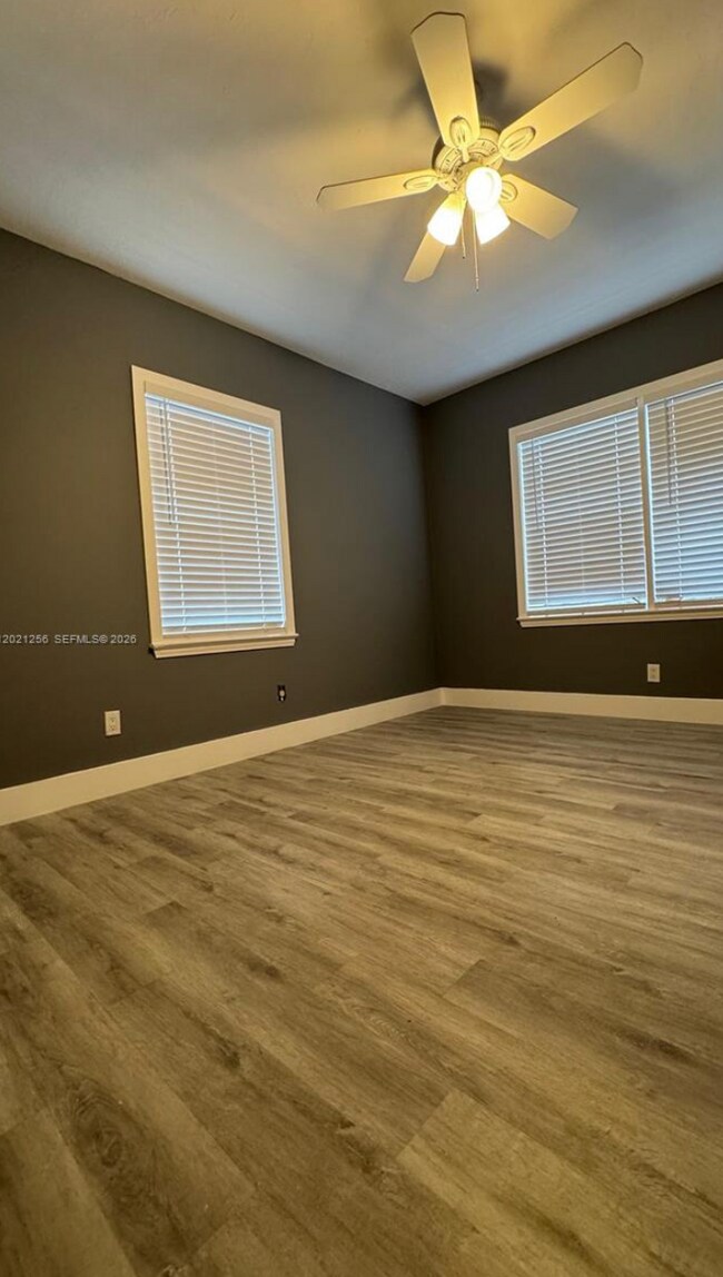 Foto del edificio - 820 SE 12th Ct