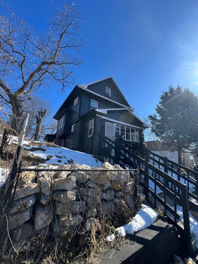 Building Photo - Spacious 5-Bedroom Home with Enclosed Porc...