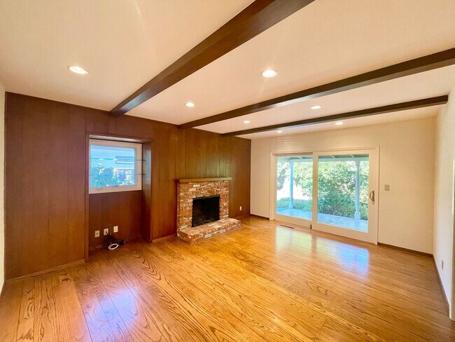 Building Photo - Beautifully Updated 4 Bed 2 Bath Blossom V...