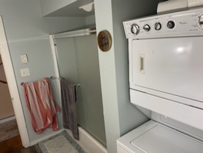 Foto del edificio - 3 Bedroom Upper Unit Very close to Downtow...
