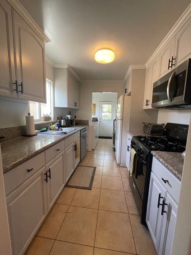 Building Photo - 1206 Tamarind Ave