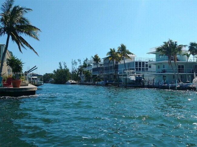 Building Photo - 221 Jolly Roger Dr