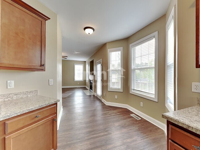 Foto del edificio - 3128 Skycrest Dr