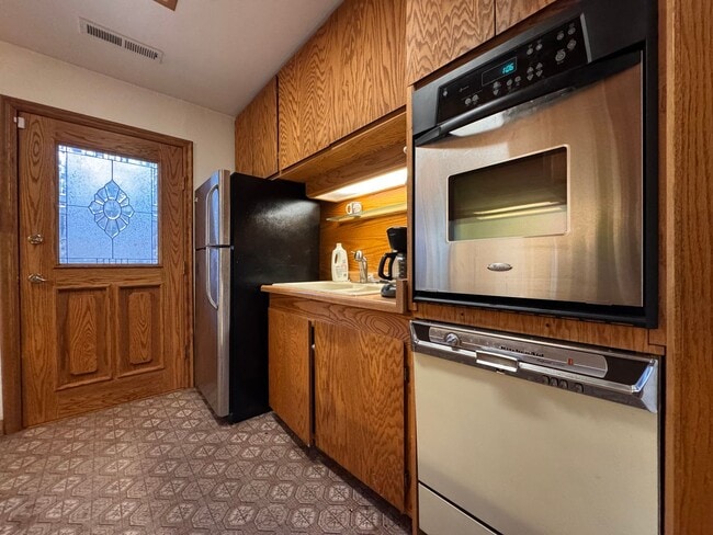 Foto del edificio - COZY HOME FOR RENT NESTLED IN THE PINES