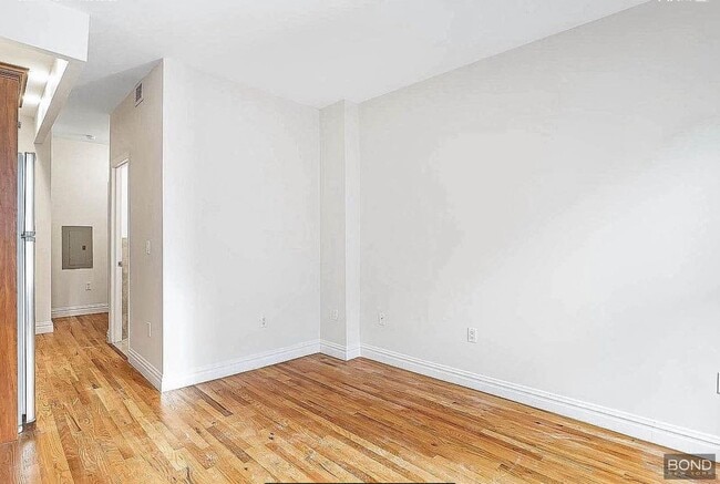 Building Photo - 437 W 54th St