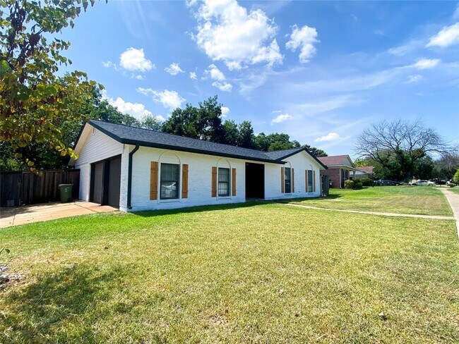 Building Photo - 1010 Whippoorwill Ct