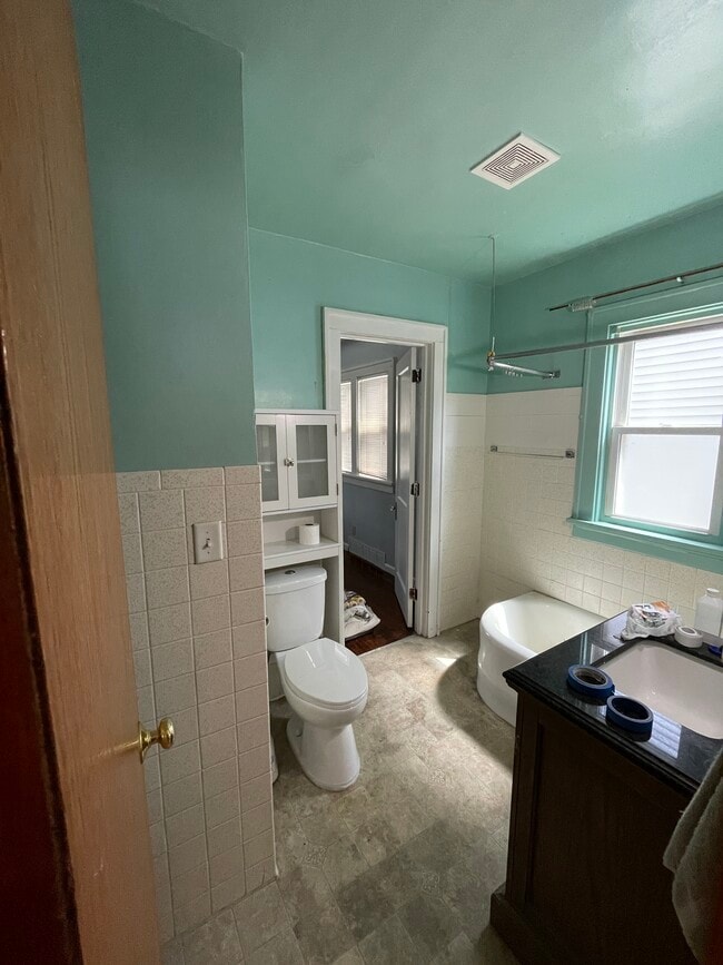 Full bath room - 123 Washington St