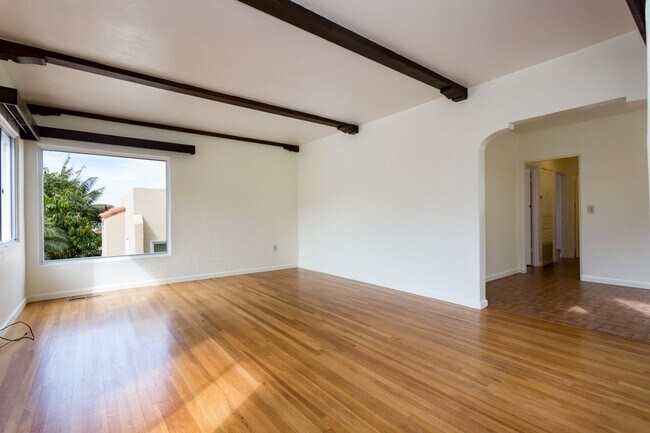 Foto del edificio - Spanish Coastal Charmer with Ocean Views -- Walk to the Beach