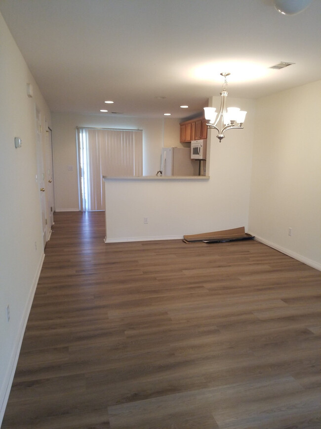 Building Photo - Two Bedroom Town Home in Godley Park