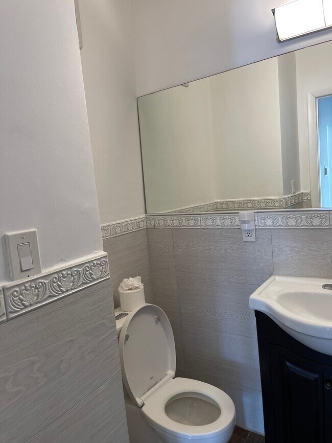Foto del edificio - 694 NE 76TH ST LLC