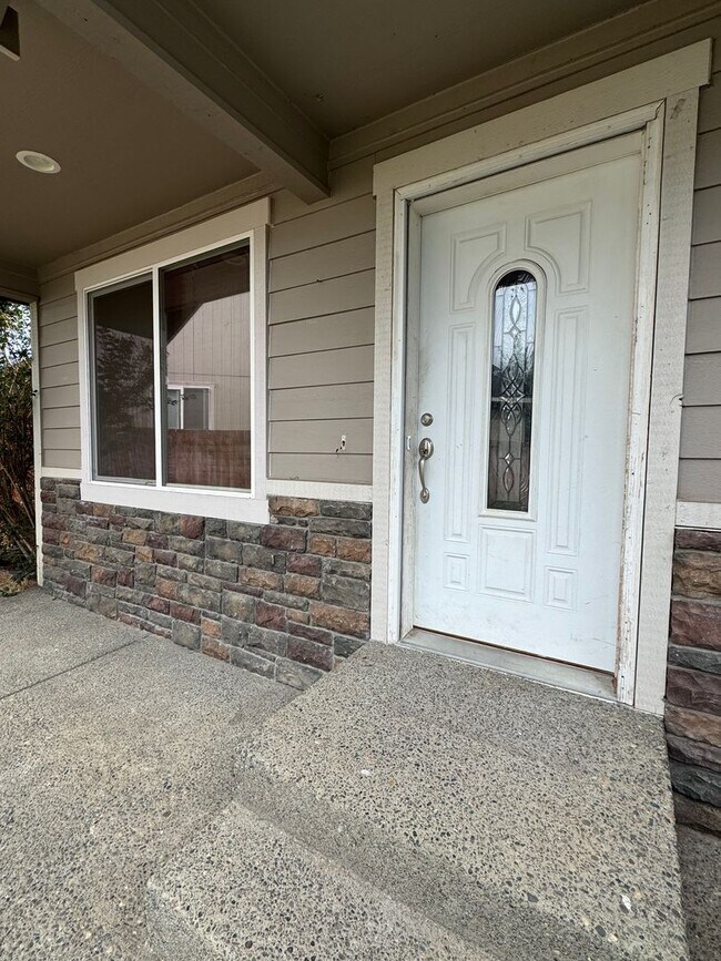 Foto del edificio - Spacious 4-Bedroom Home for Lease in Cul-de-Sac