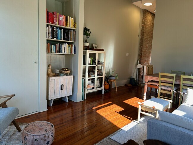 Building Photo - 518 S Rendon St