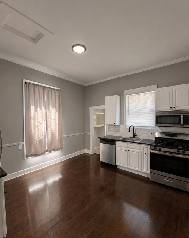 Building Photo - 1/2 Off First Month's Rent, 3Bdrm, 1bath