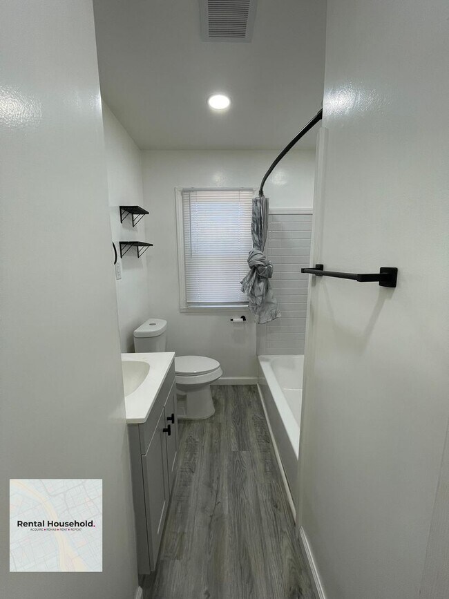 Building Photo - Charming & Beautifully Maintained 2-Bedroom Ranch Available Now!