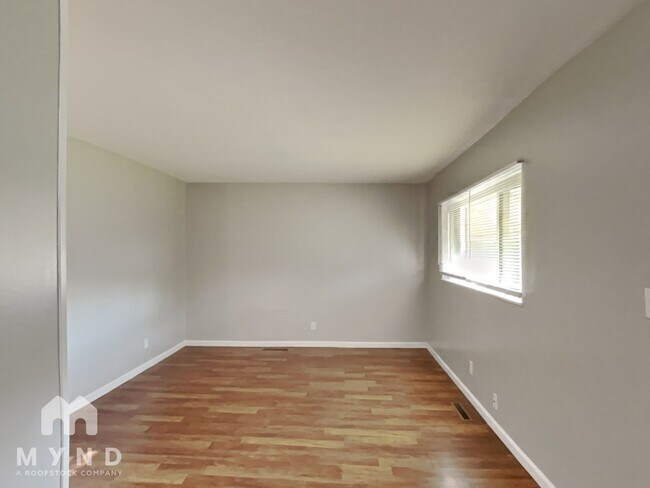 Building Photo - 3049 Bluefield Dr
