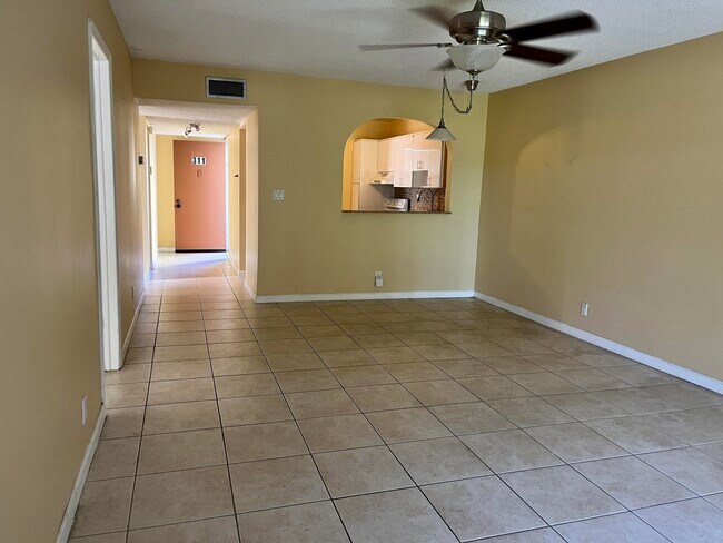 Foto del edificio - 5535 N Lakewood Cir