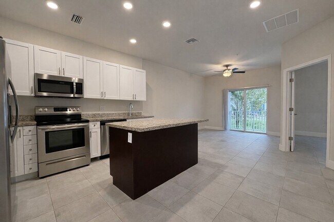 Foto del edificio - 3221-3409 SW 8th Pl