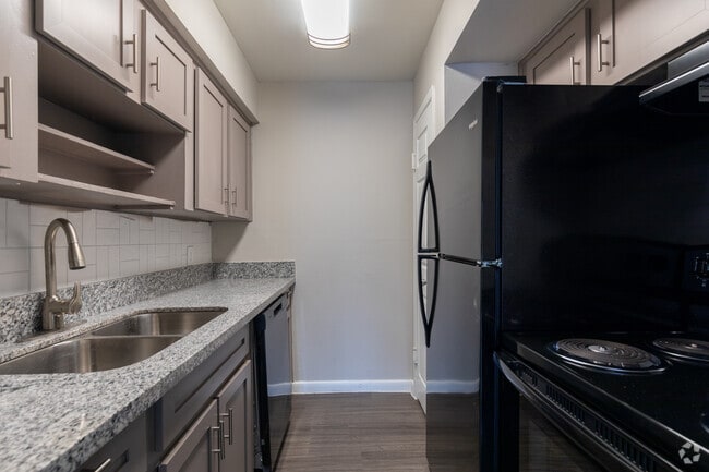 2 BR, 2 BA - Kitchen - Tiffanys at the Galleria